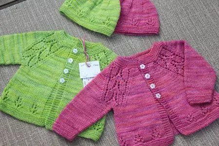 Плетење регулисаног плетења за децу на примеру блузе за дете до године у годину: Цхема и опис