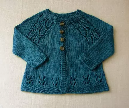 Tricoter le tricot à régulation des enfants sur l'exemple d'un chemisier pour un enfant jusqu'à l'année: Chema et description