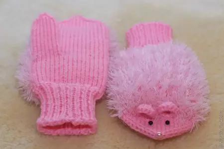 Плетење са леђама траве рукавице у облику мишева за децу: шема и опис