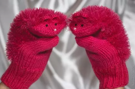 Tricotat cu spatele mănușilor de iarbă sub formă de șoareci pentru copii: o schemă și o descriere