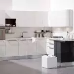 Фасады кухні ў белым глянцы: ці варта так рызыкаваць?