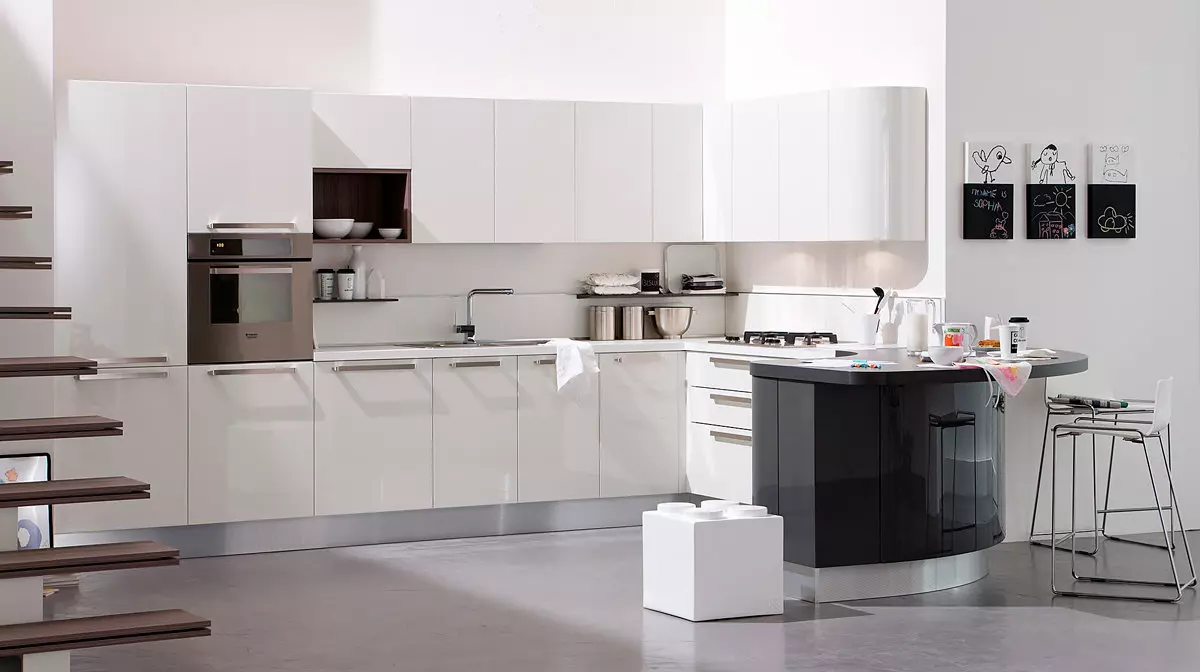 Kitchen facades in white gloss: Is it worth risking so much?