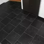 Prečo by nemala byť čierna dlaždica použiť na dokončenie podlahy?