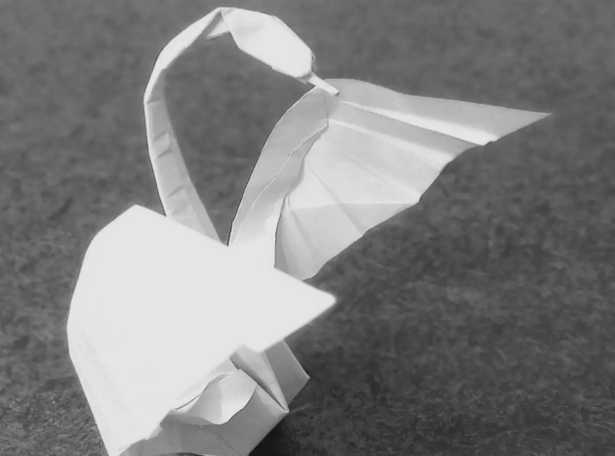 စက္ကူတစ် swan တစ်ခုပြုလုပ်နည်း - ဓာတ်ပုံများနှင့်ဗွီဒီယိုများနှင့်အတူရိုးရှင်းသော origami ဗားရှင်း