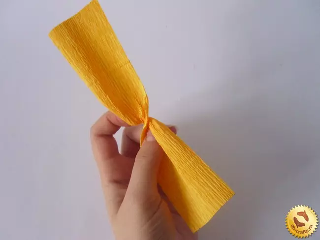 Bagaimana untuk membuat tulip kertas dengan tangan anda sendiri