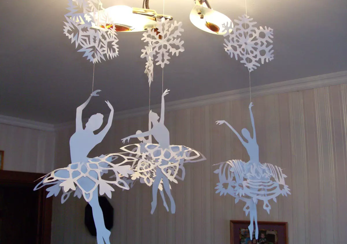 Copos de nieve caseros en la decoración del apartamento: ¿Cómo usarlo con estilo?