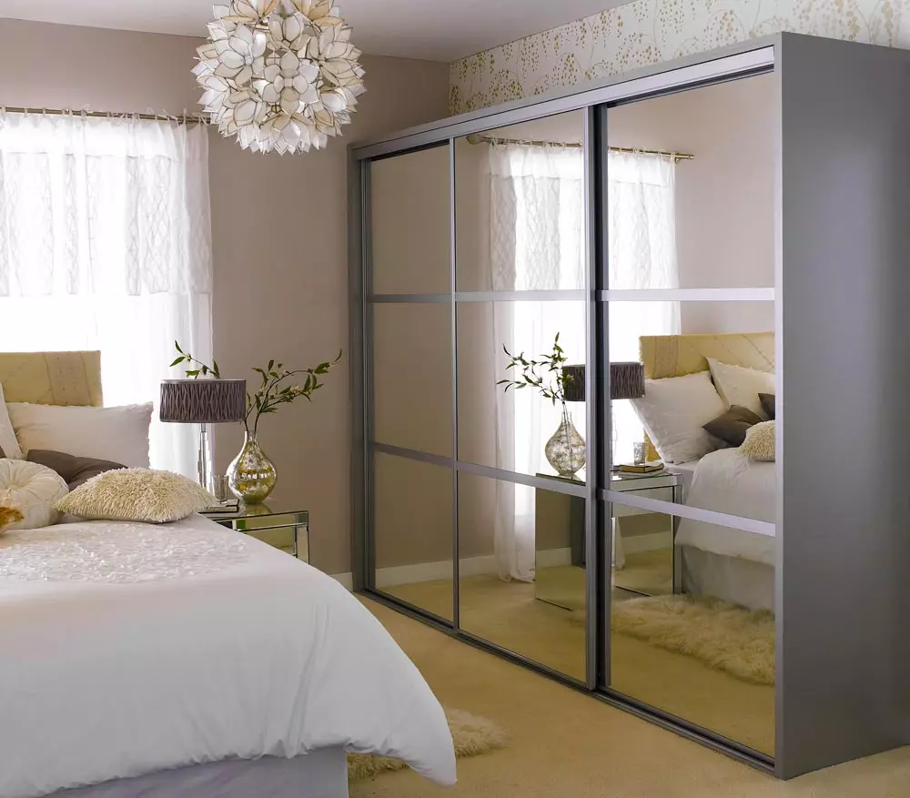 Create a design for a small bedroom of 11 square meters. M: Expand functionality