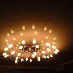 អ្វីដែល chandelier គួរតែស្ថិតនៅខាងក្នុងនៃបន្ទប់គេងនៃបន្ទប់គេង: រូបថតនៃជម្រើសល្អបំផុតនិង nuances នៃជម្រើស