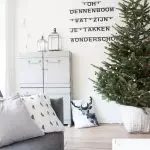 Kunstmatig of levendig? Welke kerstboom om te kiezen onder een ander interieur?