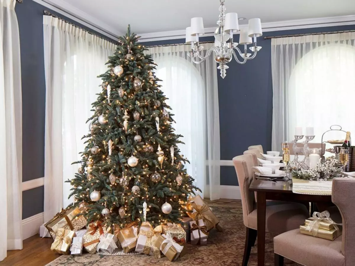 Kunstmatig of levendig? Welke kerstboom om te kiezen onder een ander interieur?