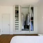 Slaapkamer met kleedkamer: Foto van ontwerp en wenke oor ontwerp