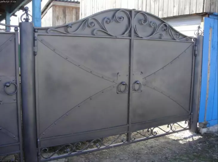 Cómo pintar la puerta de hierro hermosa y durante mucho tiempo.