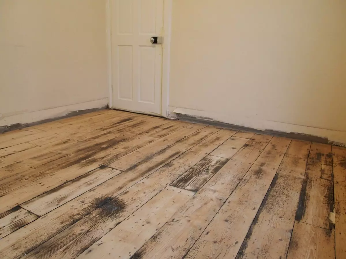 라미네이트 아래의 오래된 아파트의 바닥을 정렬하는 방법은 무엇입니까?