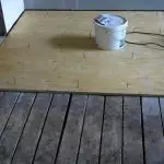 Kuinka kohdistaa lattia vanhaan huoneistoon laminaatin alla?