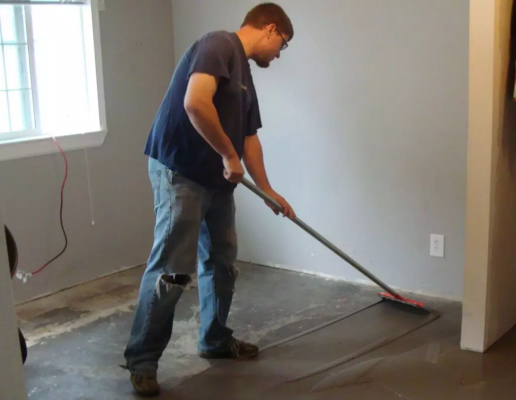 Làm thế nào để căn chỉnh sàn trong một căn hộ cũ dưới lớp laminate?