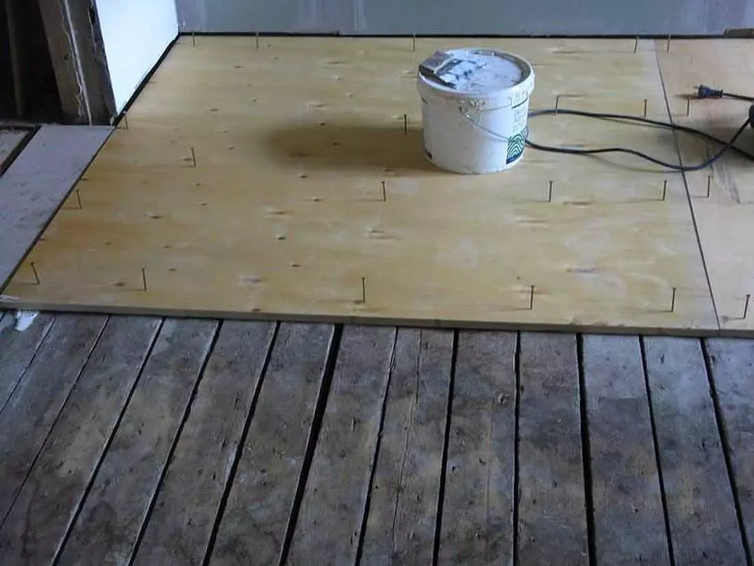 لامحدود کے تحت ایک پرانے اپارٹمنٹ میں فرش کو سیدھا کرنے کے لئے کس طرح؟