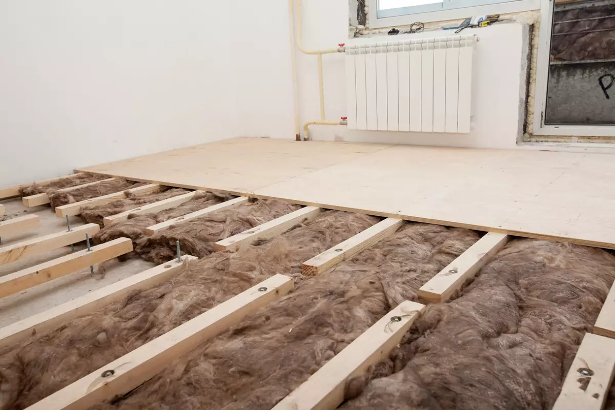 Hoe de vloer in een oud appartement onder laminaat uit te lijnen?