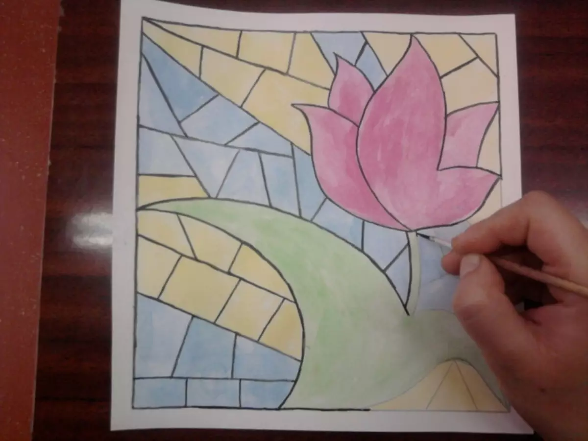 Farget glass på papir med egne henderstadier: Hvordan tegne med en mal