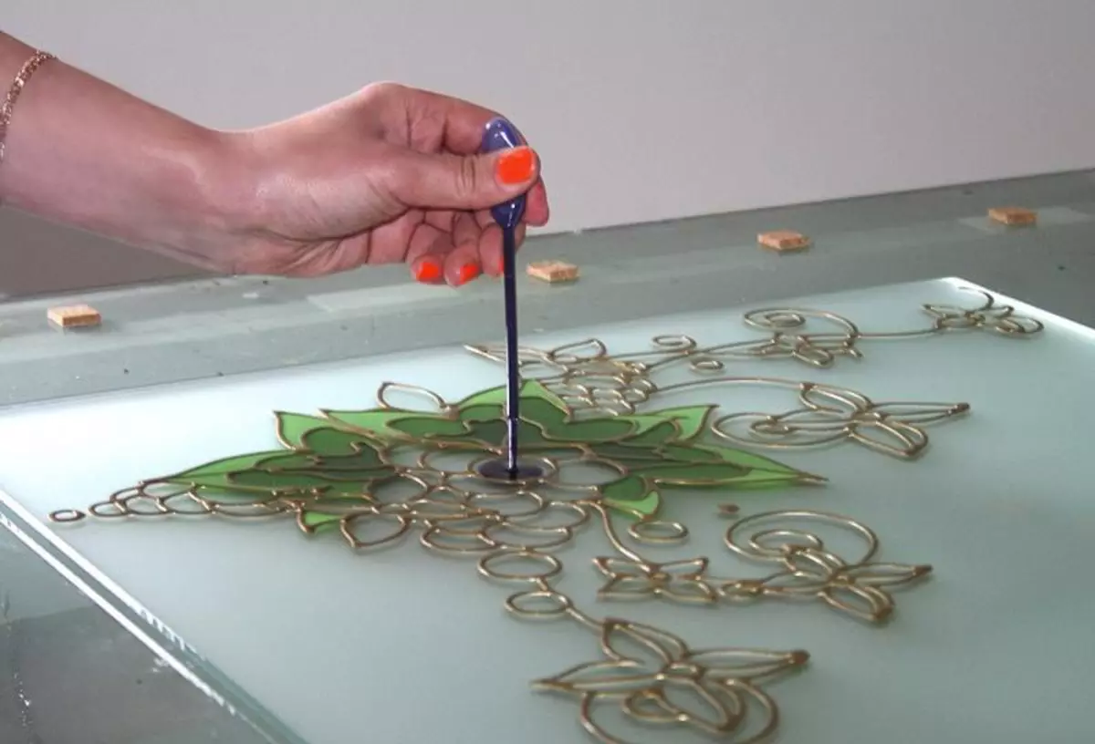 Smålat glas på papper med egna händer: Hur man ritar med en mall