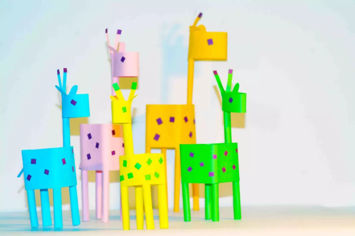 Artesanía de papel de color con sus propias manos sin pegamento y tijeras para niños.