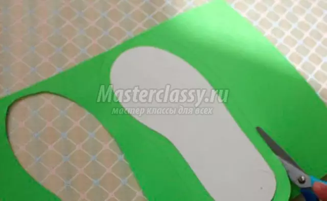 Artesanía de papel coloreado coas súas propias mans sen cola e tesoiras para nenos