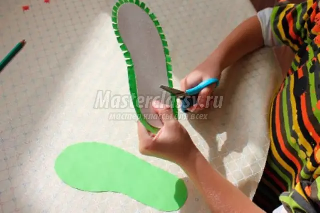 Ambachten van gekleurd papier met hun eigen handen zonder lijm en een schaar voor kinderen