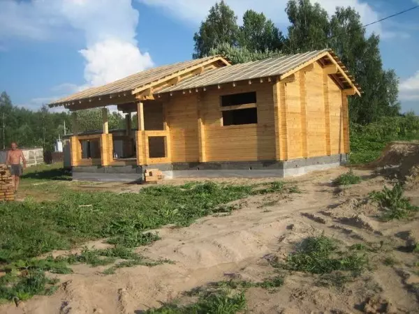 Sådan bygger du et hus fra en bar: Teknologi + Photo Report + Video