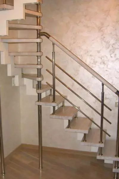樓梯設計在私人房子的內部 - 二樓或閣樓的美麗升起
