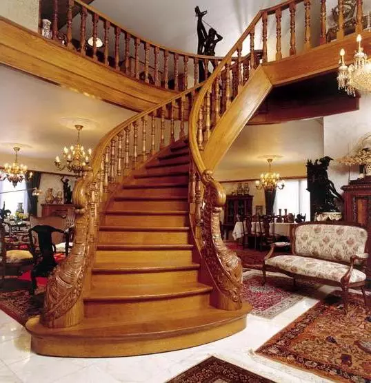 樓梯設計在私人房子的內部 - 二樓或閣樓的美麗升起