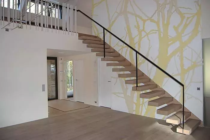עיצוב מדרגות בפנים של בית פרטי - עלייה יפה לקומה השנייה או בעליית הגג