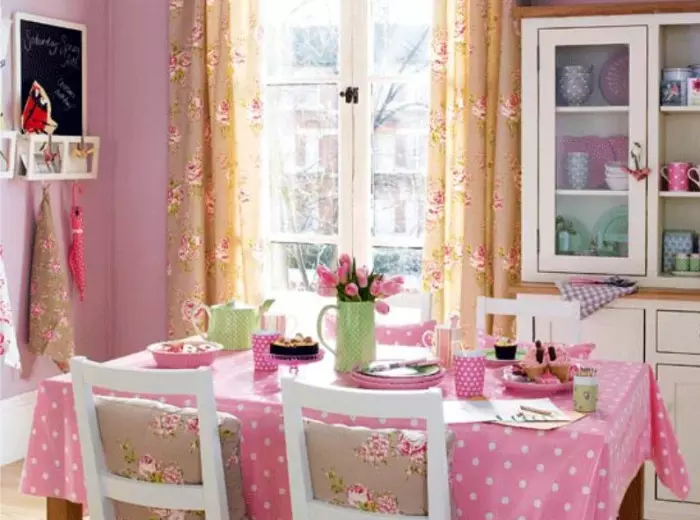 在粉红色壁纸的厨房内部使用