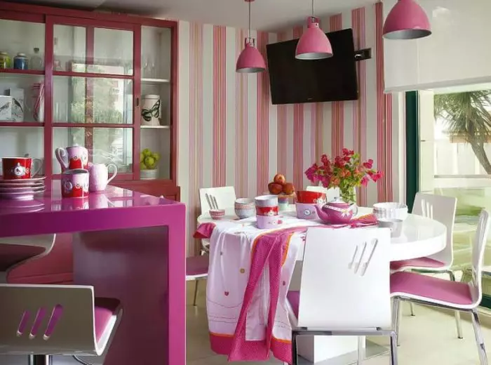 Verwenden Sie im Inneren der Küche der rosafarbenen Tapete