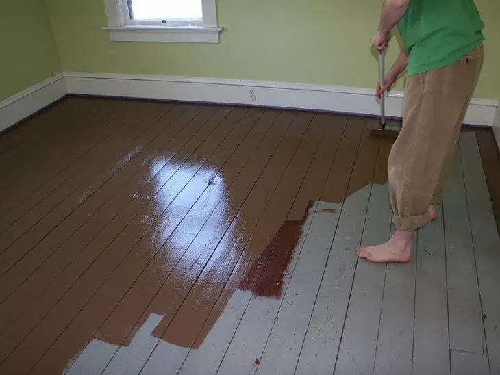 Pintura de secado rápido sin olor para el piso de su casa de campo.