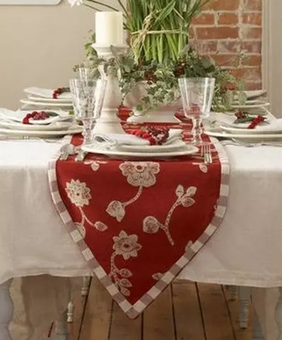 Textilien für den festlichen Tisch: Tischdecke, Servietten, Tracks (40 Fotos)