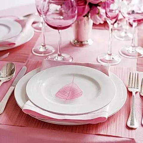 Textilien für den festlichen Tisch: Tischdecke, Servietten, Tracks (40 Fotos)