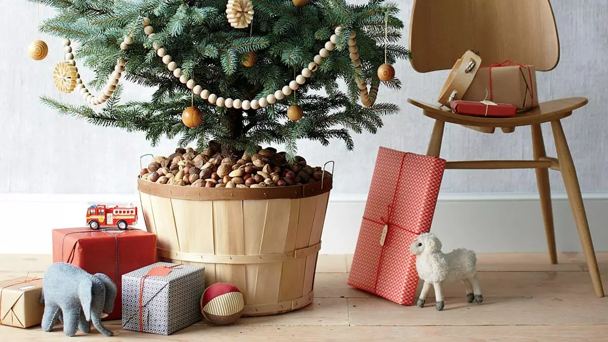 人工のクリスマスツリーのスタンドを隠す方法は？