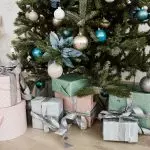 Como ocultar o stand dunha árbore de Nadal artificial?