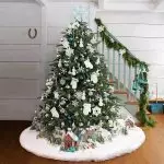 人工のクリスマスツリーのスタンドを隠す方法は？