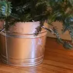 Ako skryť stojan umelého vianočného stromu?