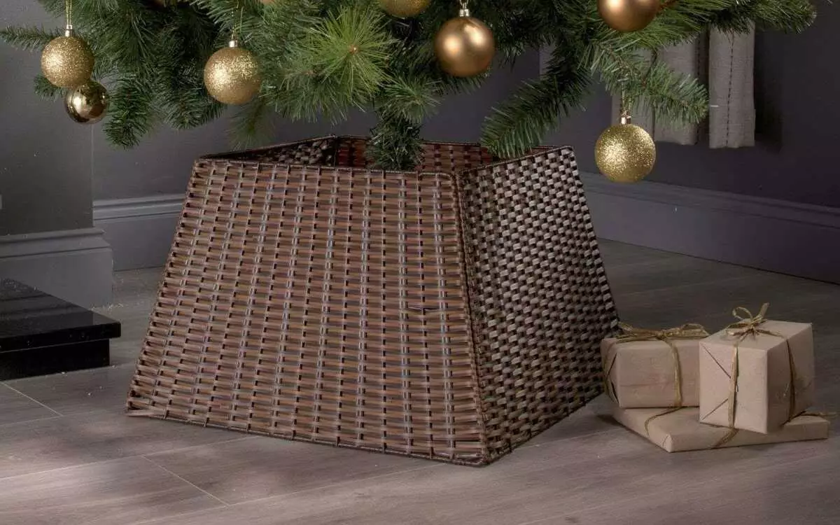 Bagaimana cara menyembunyikan dudukan pohon Natal buatan?