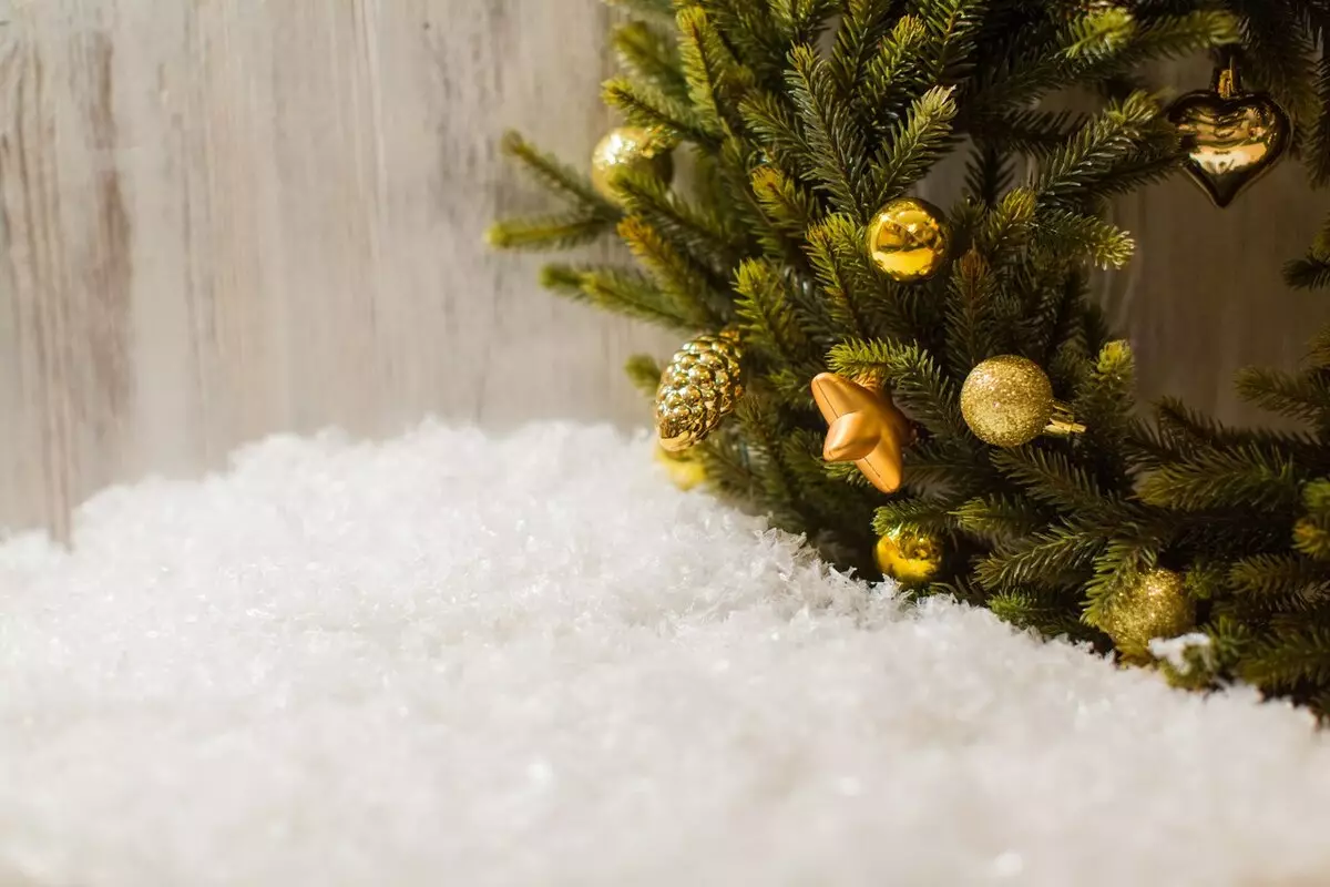 एक कृत्रिम क्रिसमस पेड़ के स्टैंड को कैसे छिपाना है?