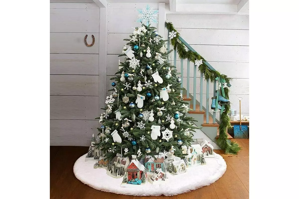 ¿Cómo ocultar el soporte de un árbol de Navidad artificial?