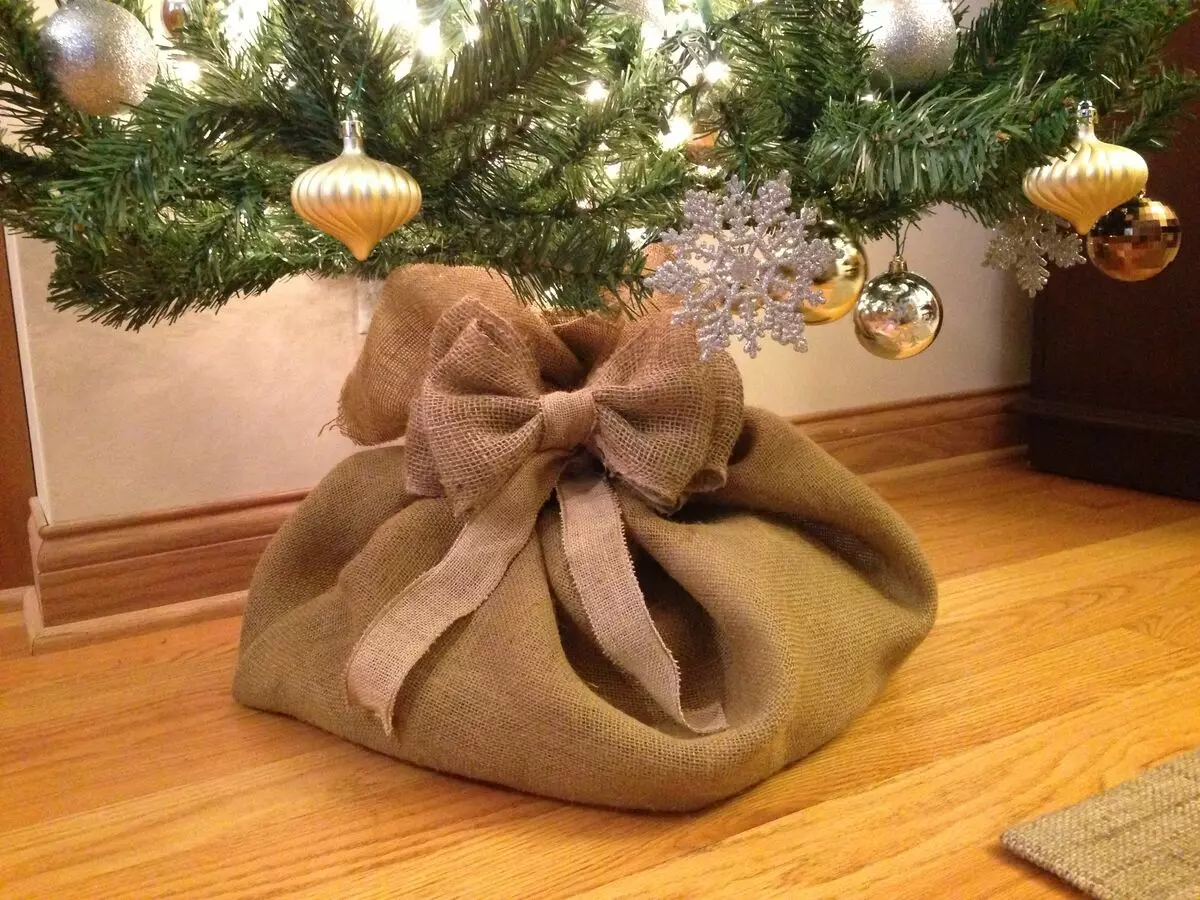 Kako skriti stojalo umetno božično drevo?