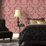 Usando el fondo de pantalla de Borgoña en el interior del dormitorio