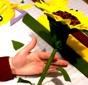 Grandes flores de papel ondulado coas súas propias mans con fotos e video