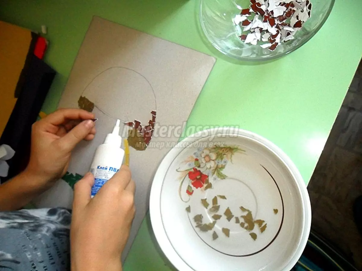 Mozaika papierowa z własnymi rękami na kartonie dla dzieci