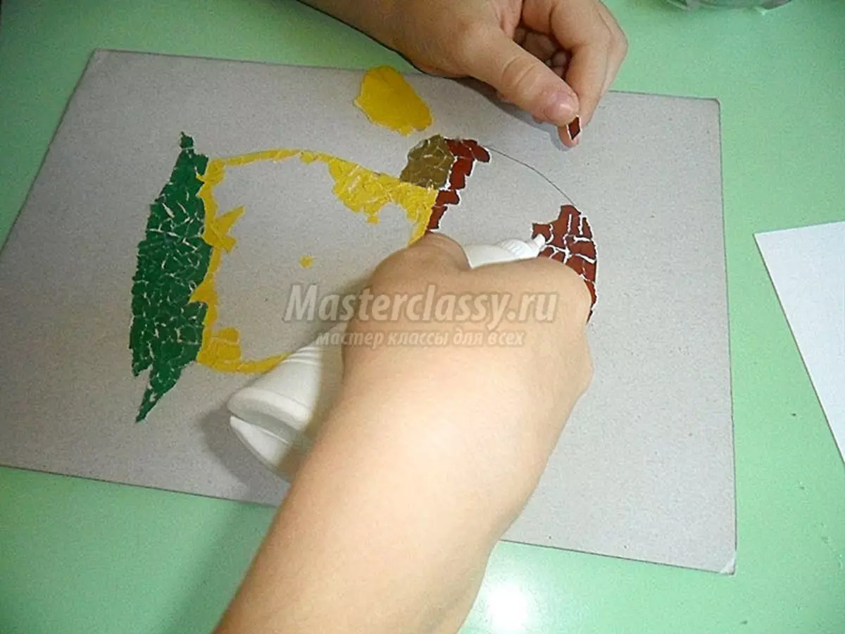 Mosaico de papel com suas próprias mãos no papelão para crianças