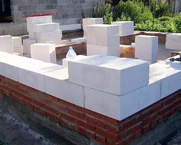 ガスケイ酸塩ブロックからの家：建設の特徴