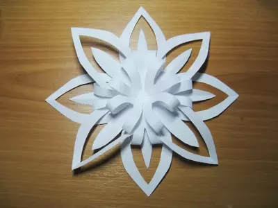 Groot papier sneeuvlokkies: cutout skemas en templates