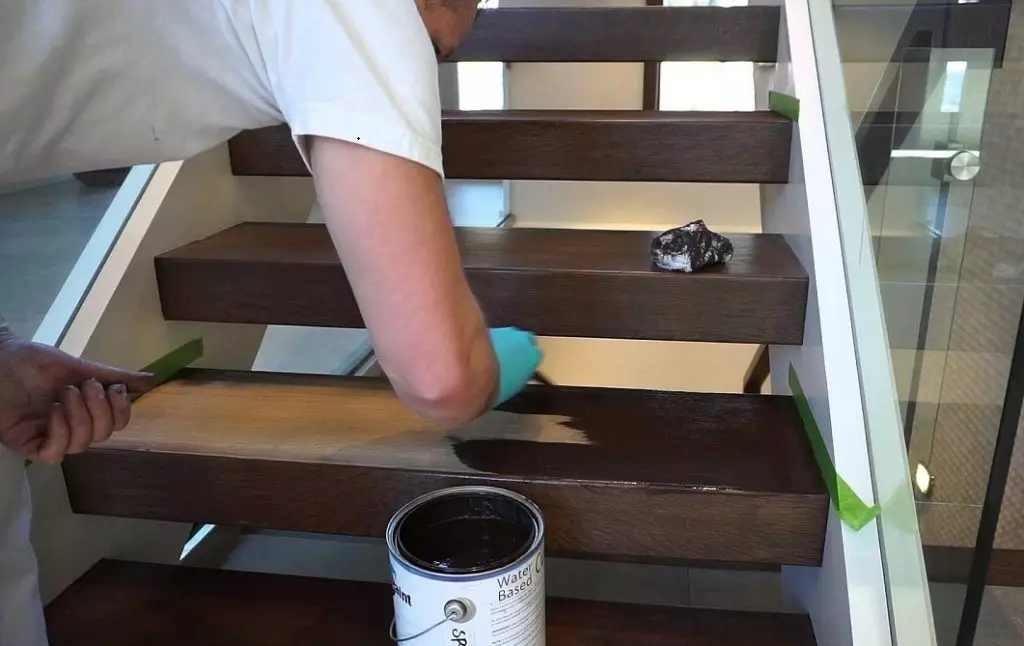 Festés fenyő lépcső